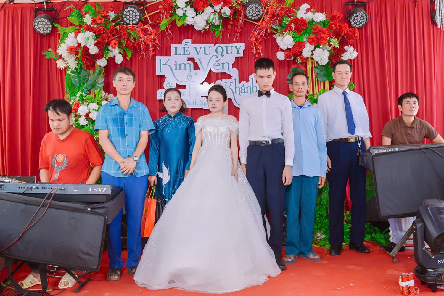 Mẹ dắt tay con gái khiếm thị vào lễ đường ở Nghệ An, nhiều người rơi nước mắt