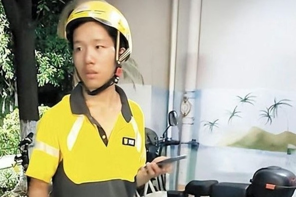 Nam sinh 19 tuổi sống dưới gầm cầu, làm hơn 10 giờ/ngày để tích tiền nhập học