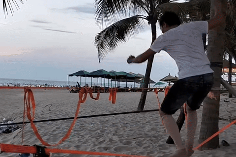 Người đàn ông đi trên sợi dây nhỏ ở bãi biển Đà Nẵng, du khách hào hứng thử sức