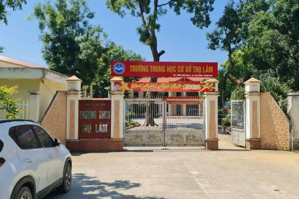 Thầy giáo tiếng Anh lấy đề thi của trường về cho học sinh làm trước