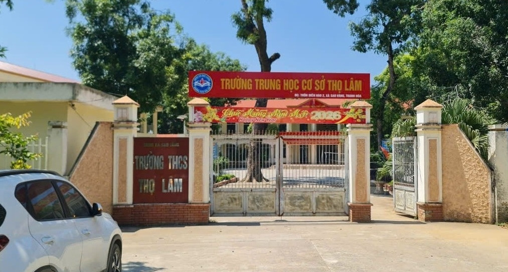 Thầy giáo tiếng Anh lấy đề thi của trường về cho học sinh làm trước