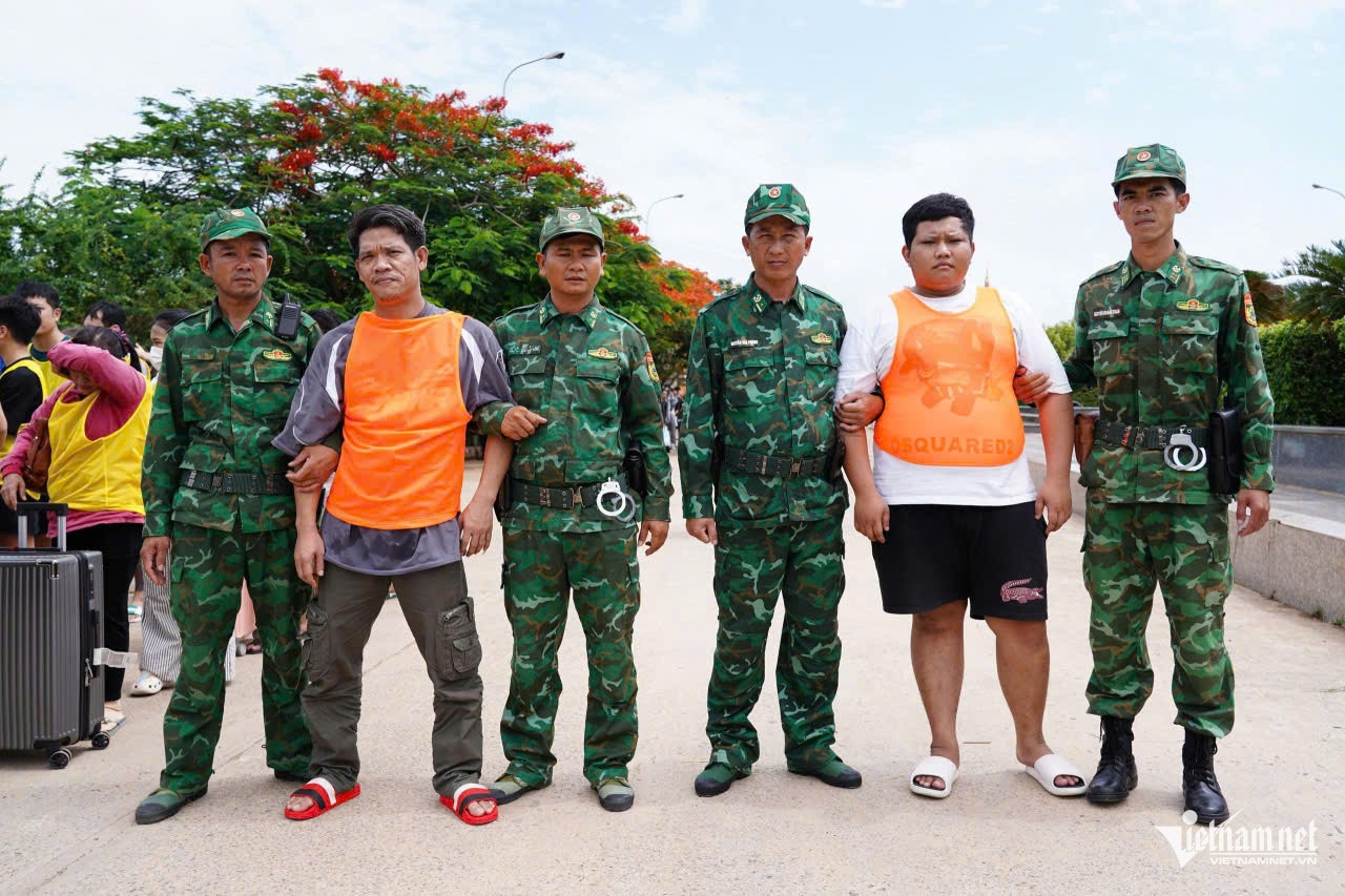 W-2 doi tuong truy na Campuchia trao tra.jpg