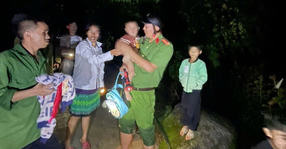 3 giờ tìm kiếm bé trai hơn 2 tuổi mất tích khi trời mưa lớn