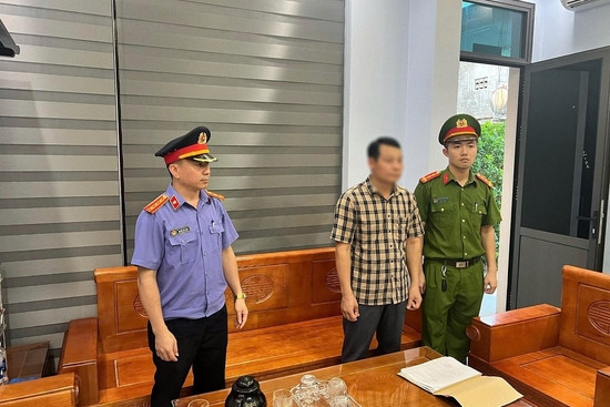 Bản tin trưa 5/6: Bắt tạm giam hiệu trưởng một trường tiểu học ở Quảng Trị