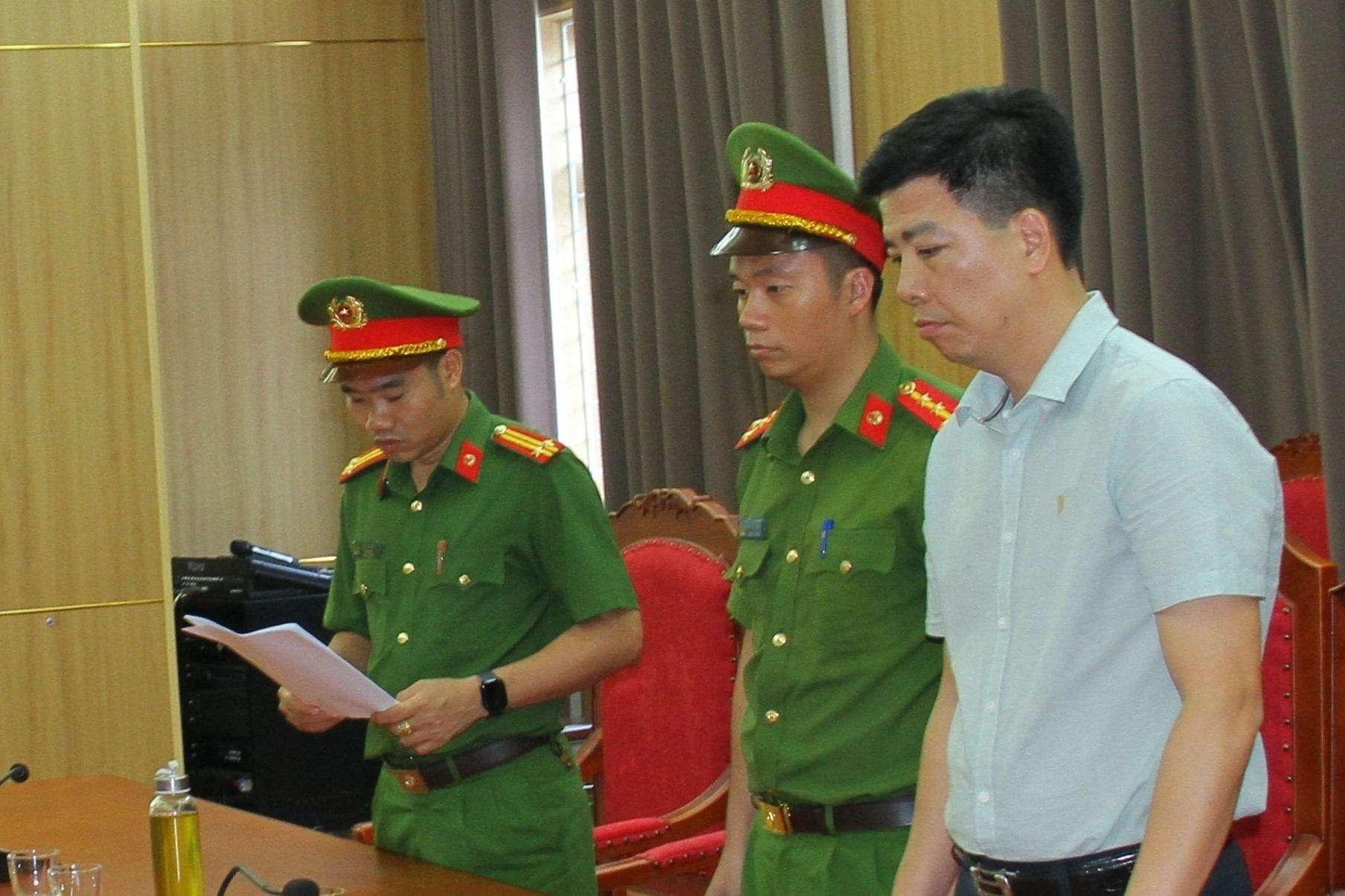 Bắt giữ phó chủ tịch xã liên quan vụ lan can đá bờ sông Hồng gãy đổ sau bão Yagi