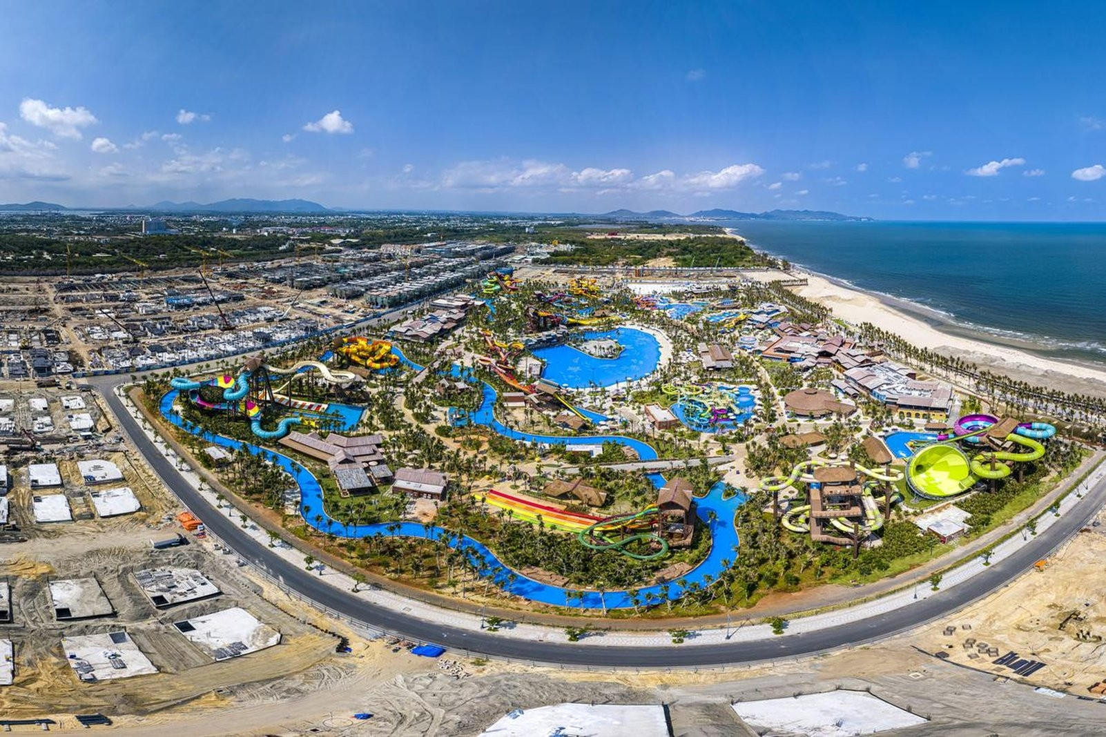 Blanca City: Công trường hối hả, công viên sôi động ngày đêm