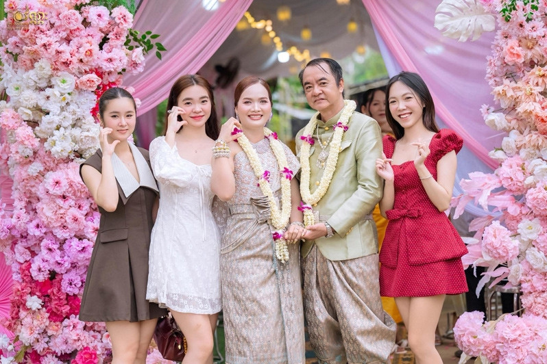 Bố 50 tuổi tái hôn với người phụ nữ Khmer, con gái hân hoan chúc phúc