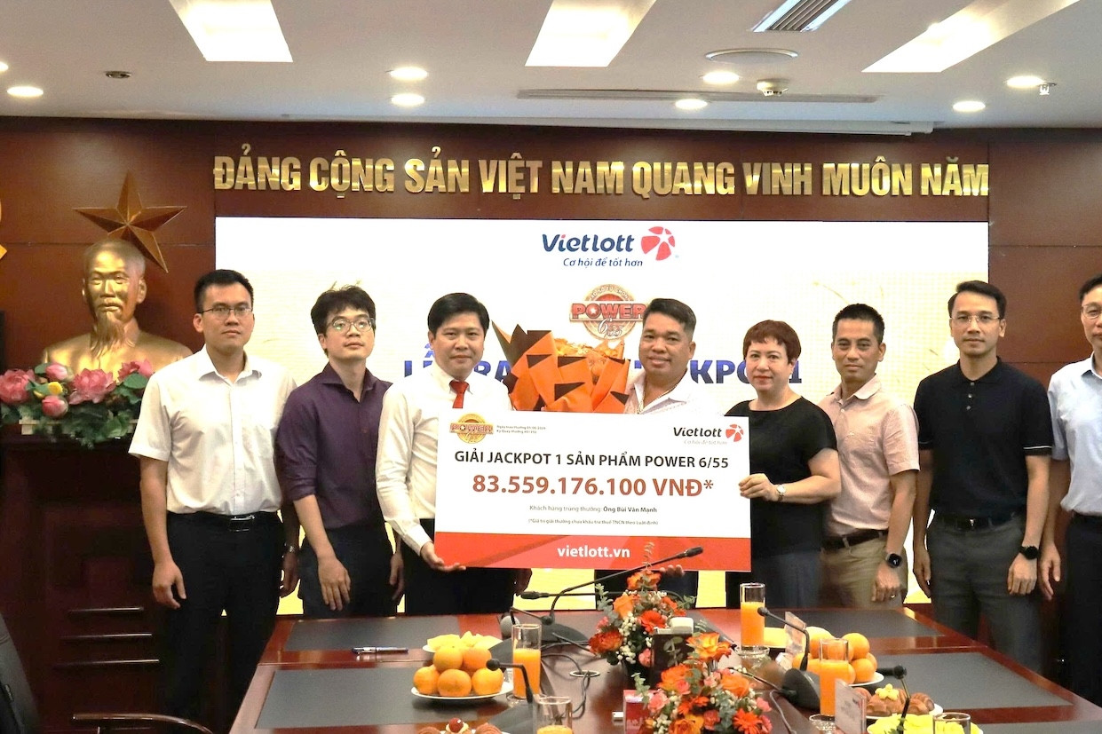 Chân dung người trúng độc đắc Vietlott hơn 83,5 tỷ: Lý do không đeo mặt nạ nhận thưởng