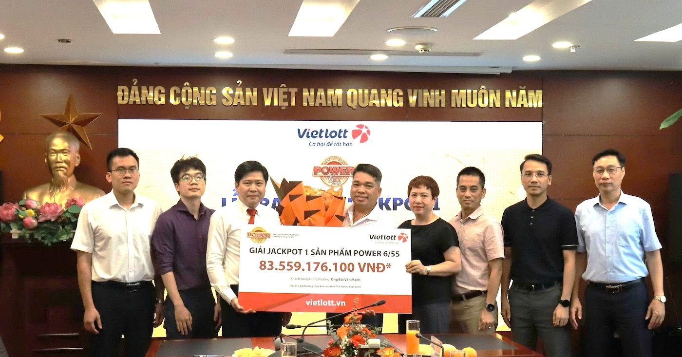 Chân dung người trúng độc đắc Vietlott hơn 83,5 tỷ: Lý do không đeo mặt nạ nhận thưởng