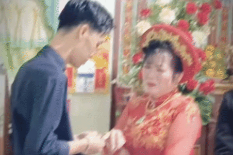 Cô dâu U50 bật khóc trước lời chúc phúc của con trai chồng
