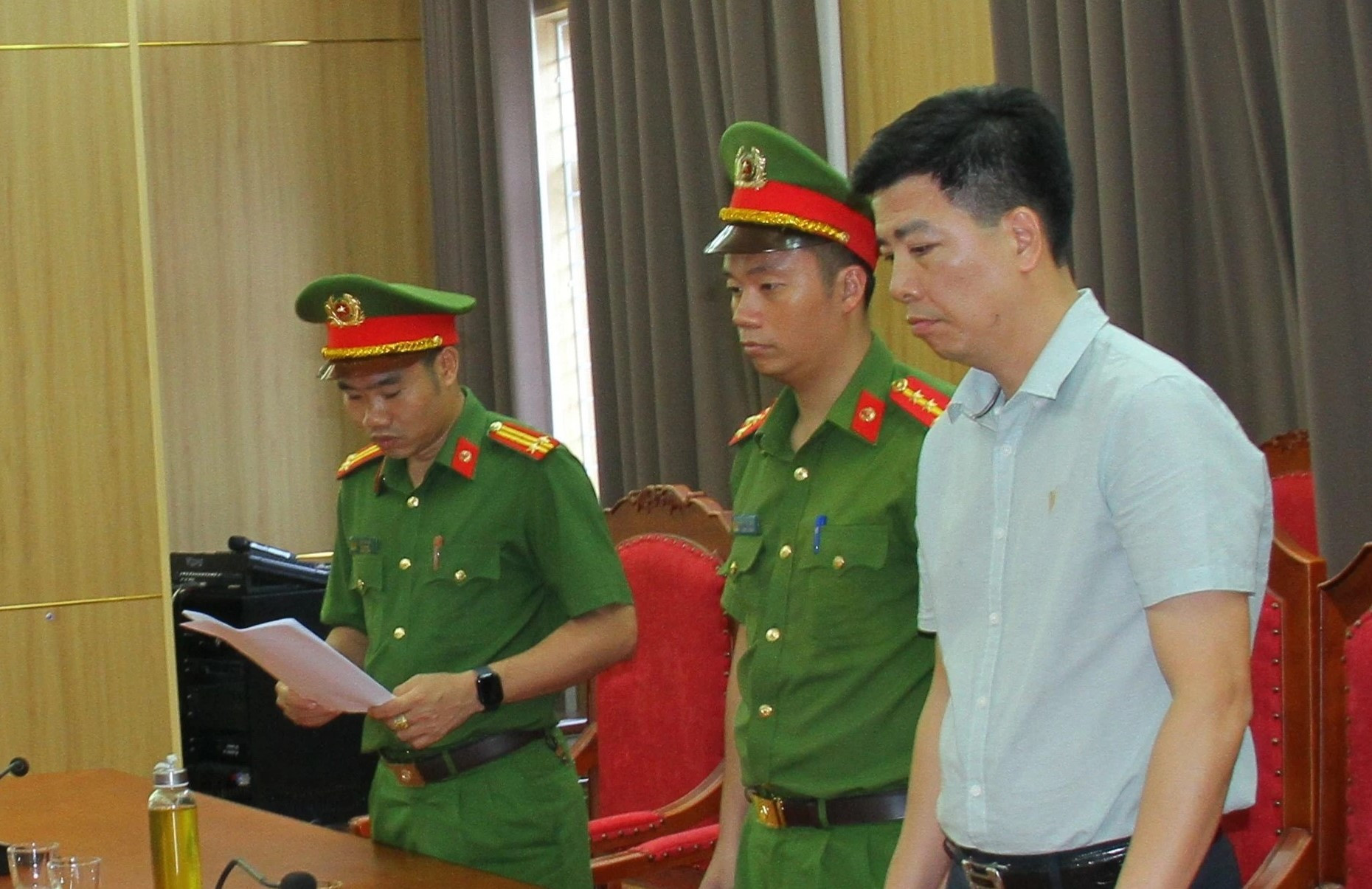 Cơ quan Công an đọc lệnh bắt đối với bị can Đào Minh Khánh