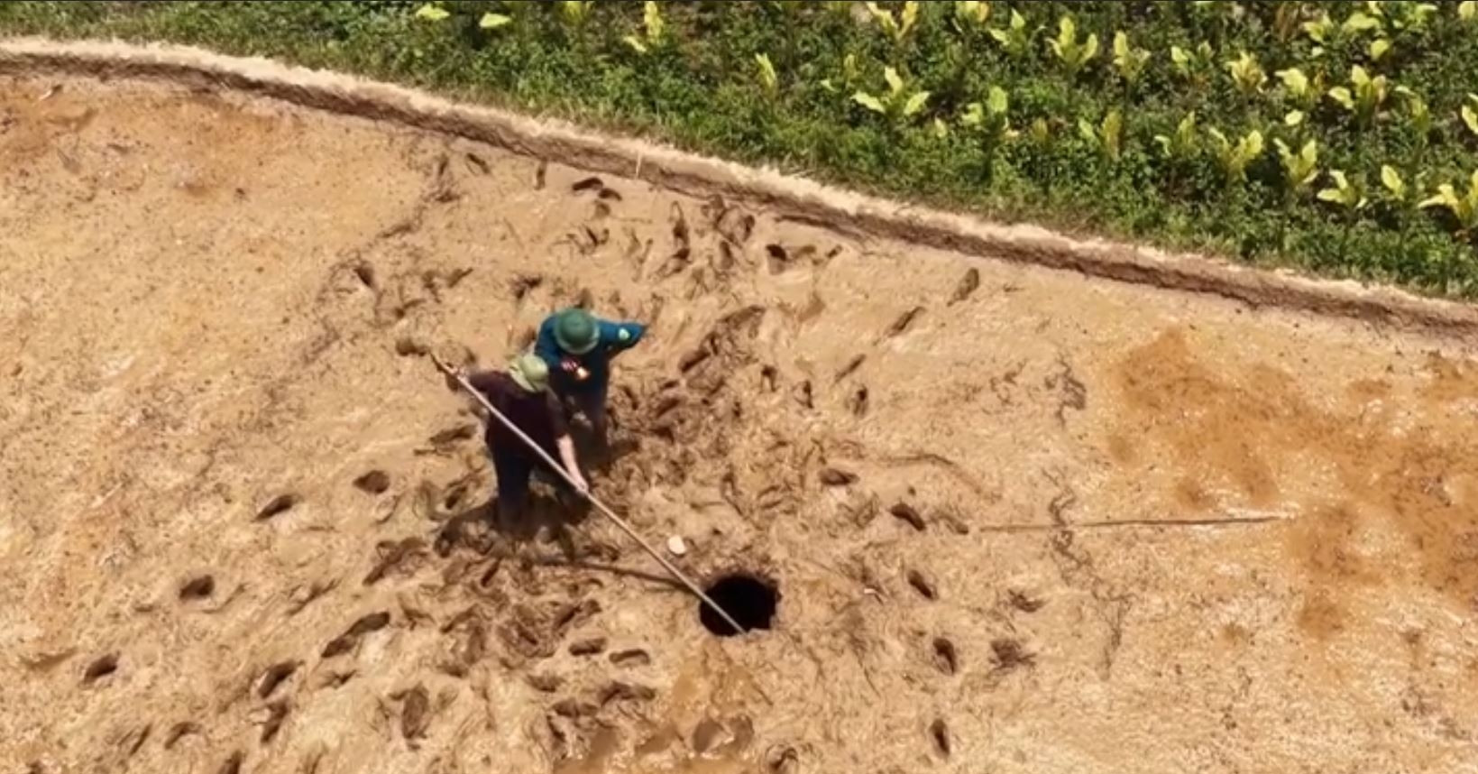 Hố sụt &amp;apos;không đáy&amp;apos; bất ngờ xuất hiện giữa ruộng ở Cao Bằng