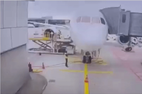 Máy bay Boeing 787 bất ngờ sập càng đáp trước khi cất cánh
