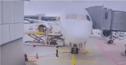 Máy bay Boeing 787 bất ngờ sập càng đáp trước khi cất cánh