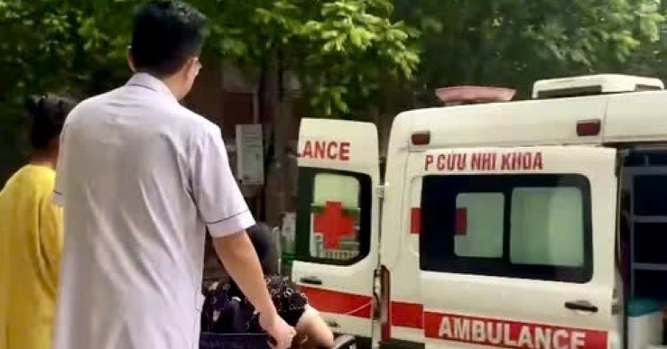 Nữ sinh Thanh Hóa đến điểm thi lớp 10 bằng xe cứu thương sau mổ ruột thừa