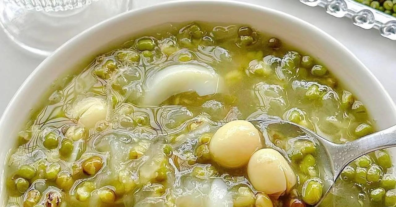 Phần thường bị bỏ đi của đậu xanh là vị thuốc quý giải nhiệt ngày hè