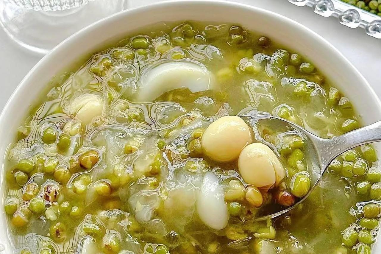 Phần thường bị bỏ đi của đậu xanh là vị thuốc quý giải nhiệt ngày hè