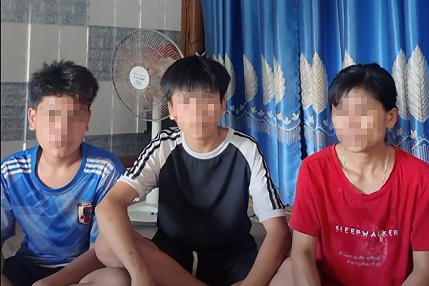 Tài xế xe ghép tăng giá cước giữa đường, 2 thiếu niên đành gán điện thoại