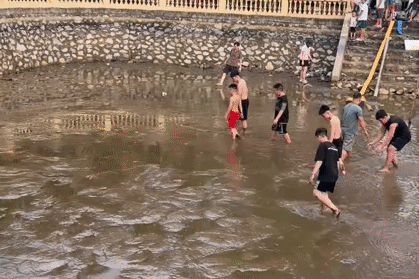 Vợ chồng Hà Nội tát cạn giếng làng tìm dây chuyền vàng: Món quà gắn bó 10 năm