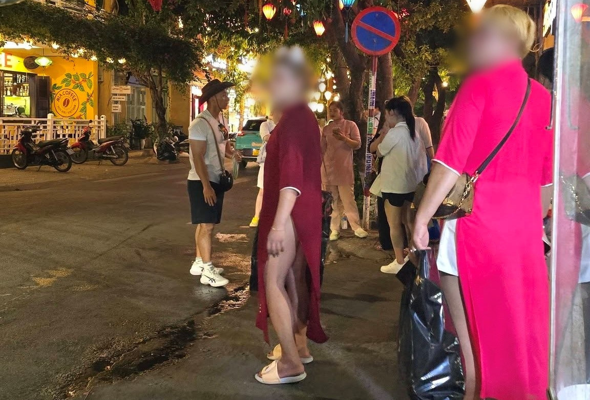 Xác minh vụ du khách nước ngoài mặc áo dài phối bikini gây bức xúc ở Hội An