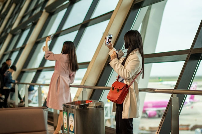 2 năm đi xuất khẩu lao động, chồng giật mình khi gặp vợ ở sân bay
