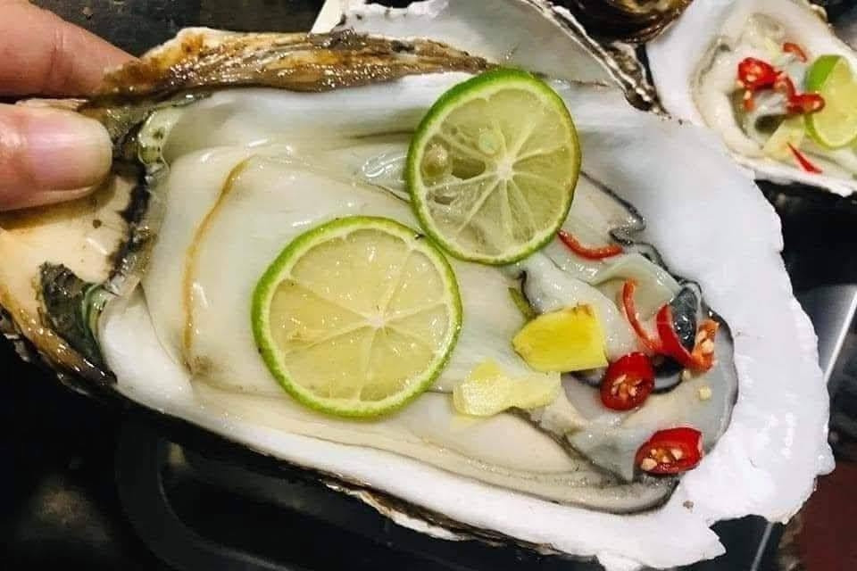 Ăn hàu sống kiểu vắt chanh, chấm mù tạt: Sai lầm tai hại nhiều người mắc