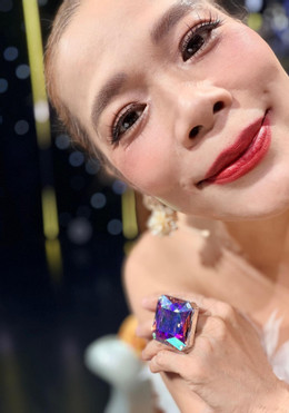batch_ml1 17806517181271999096705 1780672496808 17806724969801984907881 075638sao viet 6 6 thai do cua ngoc loan giua luc bac si chiem quoc thai va lona kieu loan duoc ban tan ram ro ca si my le lam mat vien kim cuong 72 carat075638 up.jpg