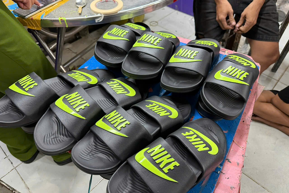 Đột kích xưởng sản xuất hàng vạn đôi dép giả nhãn hiệu Nike, Adidas, Gucci