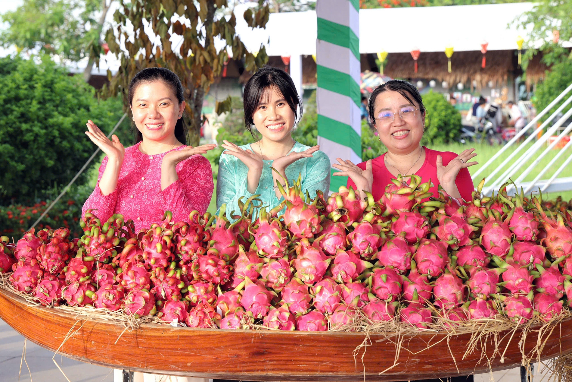 Hàng nghìn người đổ về tham quan lễ hội trái cây ở miền Tây
