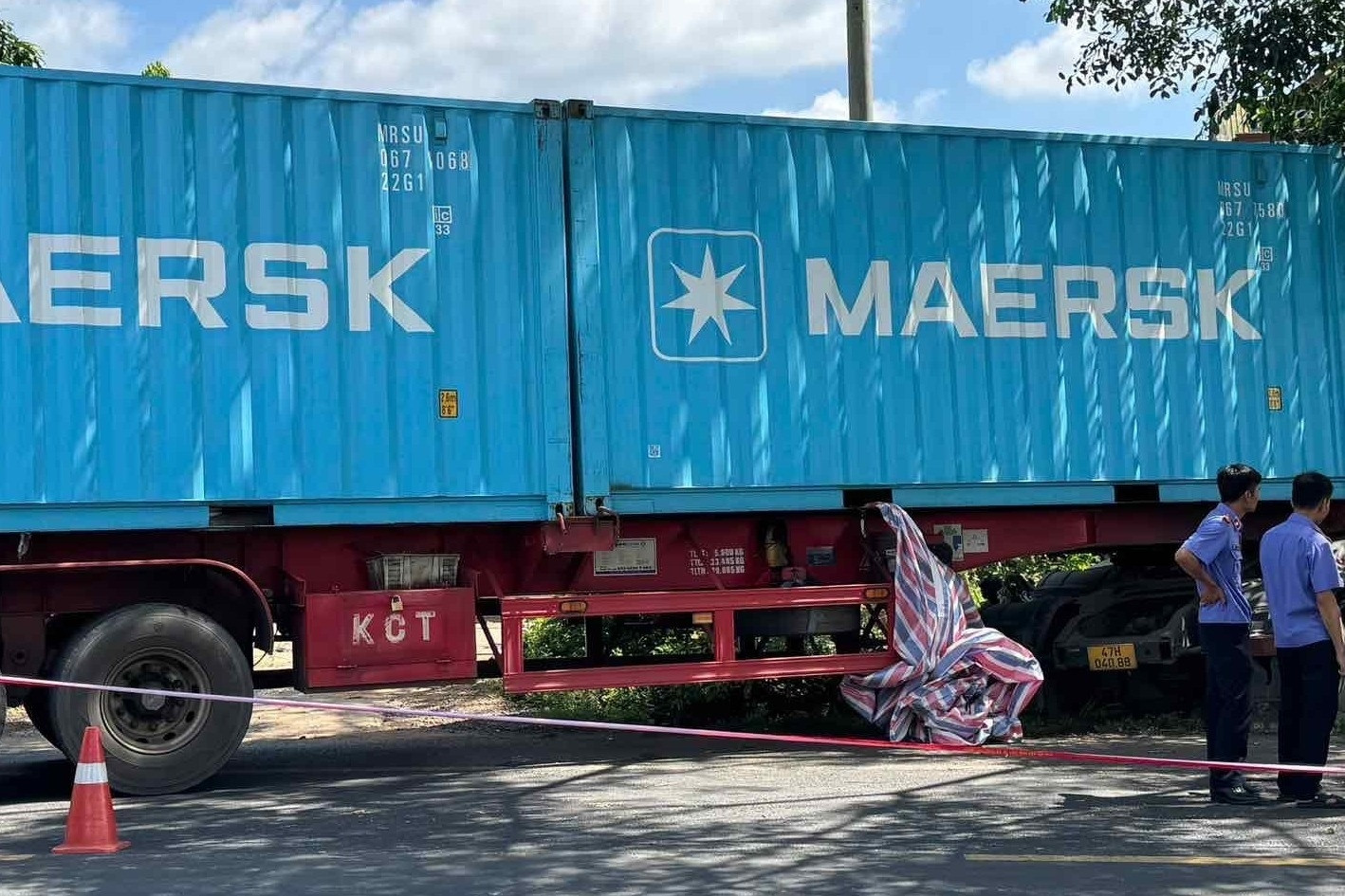 Hiện trường vụ tai nạn giữa xe container và công nông khiến 3 người tử vong
