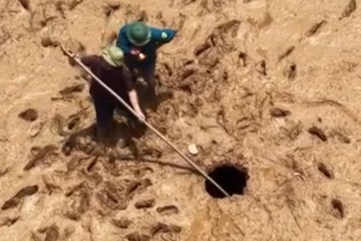 'Hố tử thần' xuất hiện giữa đồng, Chủ tịch Cao Bằng chỉ đạo khẩn