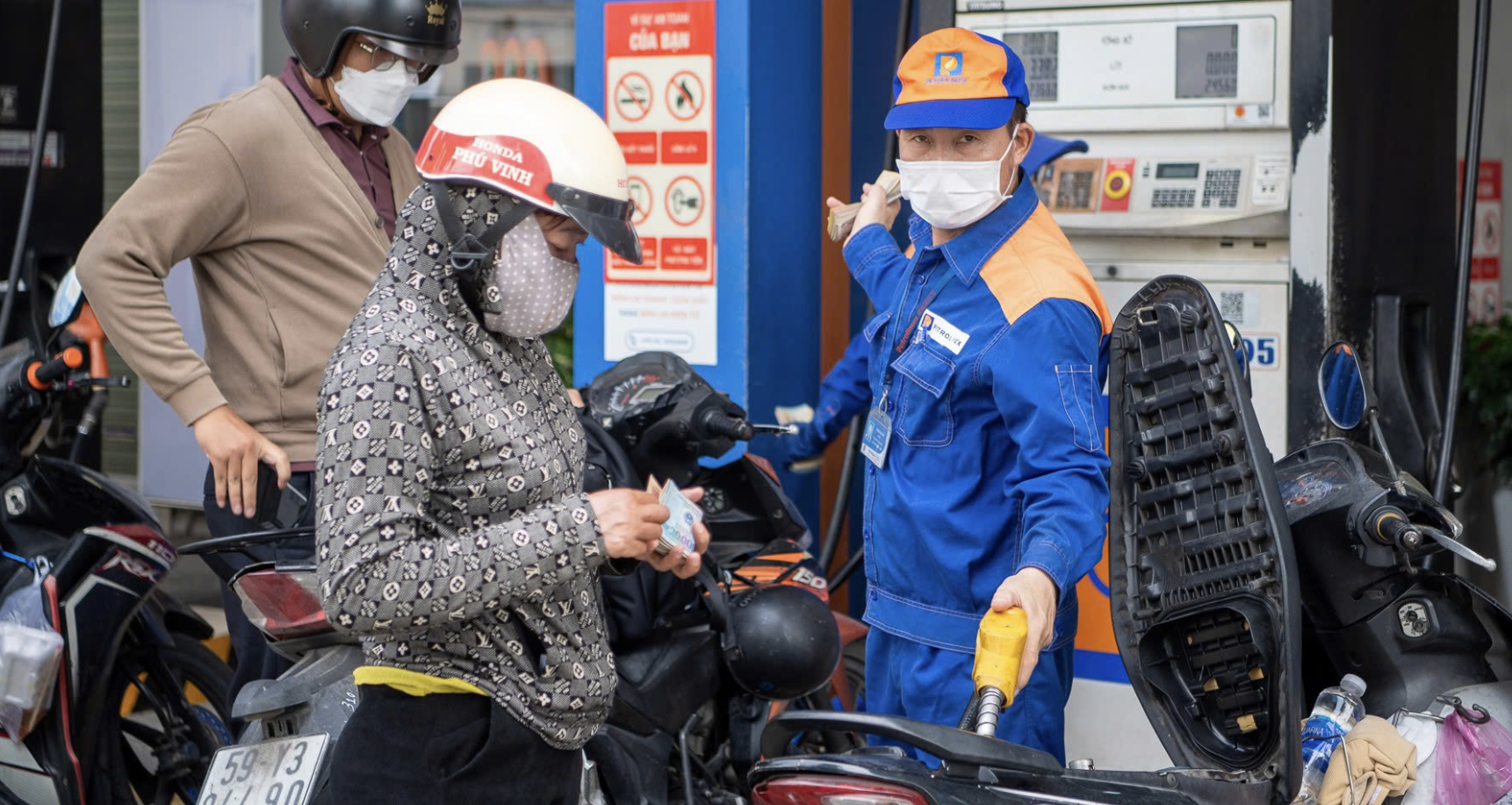 Giá xăng đã hạ hơn 8.000 đồng/lít, dầu diesel giảm gần 18.000 đồng/lít từ đỉnh lịch sử