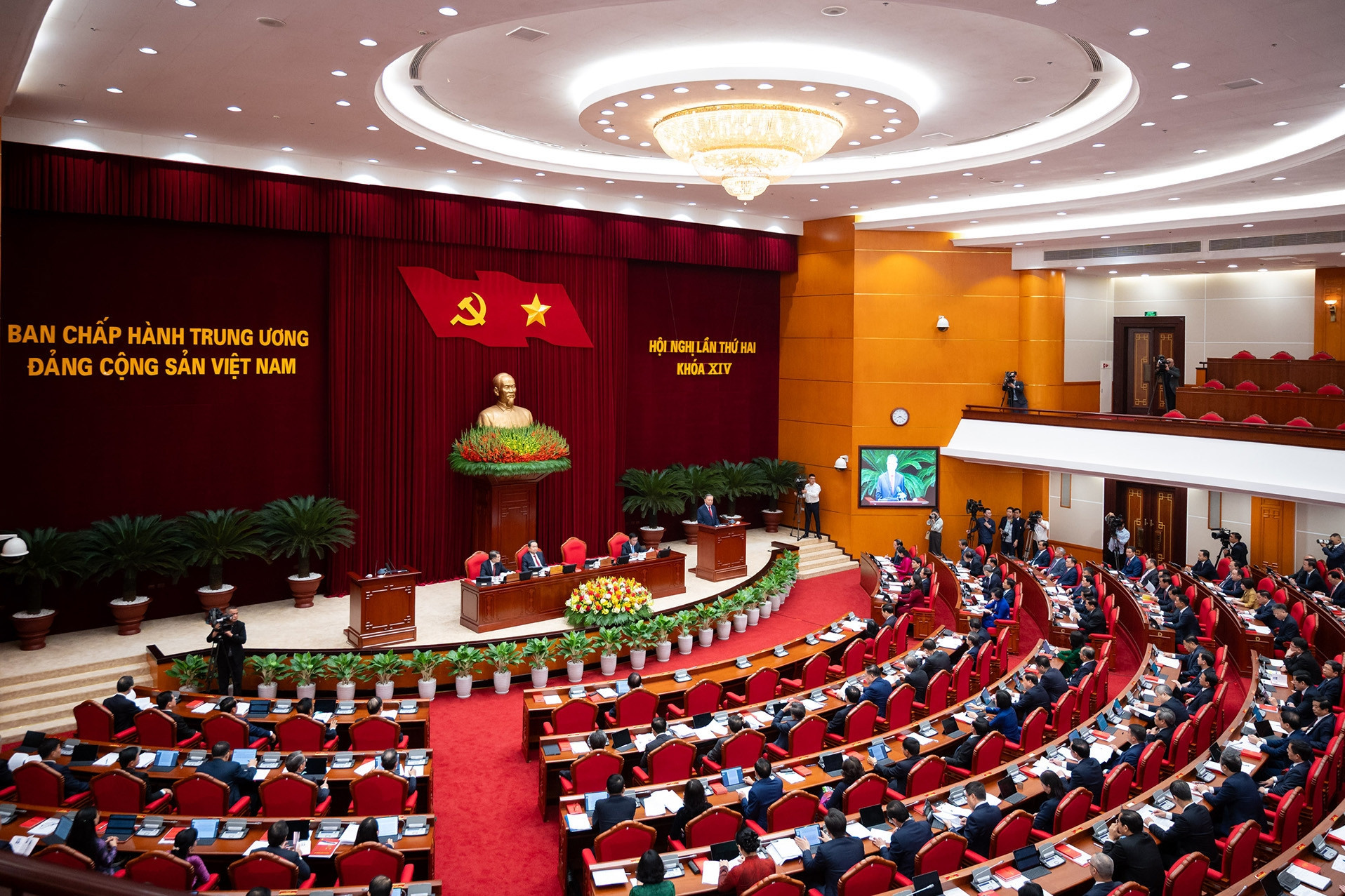 Mức hỗ trợ phục vụ với chức danh diện Bộ Chính trị, Ban Bí thư quản lý