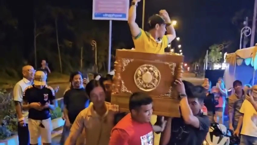 Nhóm người mang quan tài đi trên đường ở phường Sóc Trăng. Ảnh: Cắt từ video của người dân