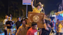 Nhóm người mang quan tài đi trên đường ở phường Sóc Trăng. Ảnh: Cắt từ video của người dân
