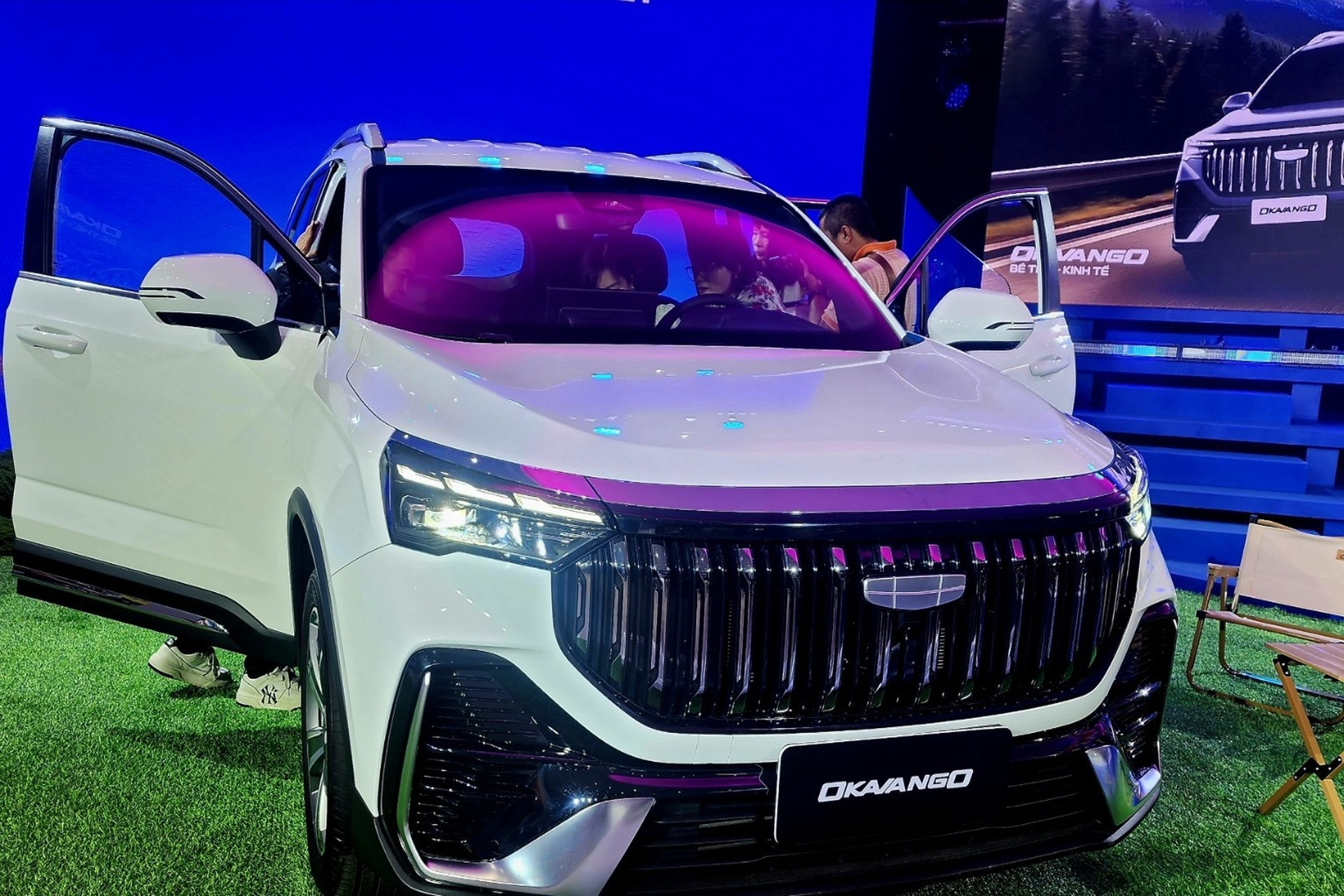 Phía sau mức giá thấp của Geely Okavango khi đặt cạnh Santa Fe và Innova Cross