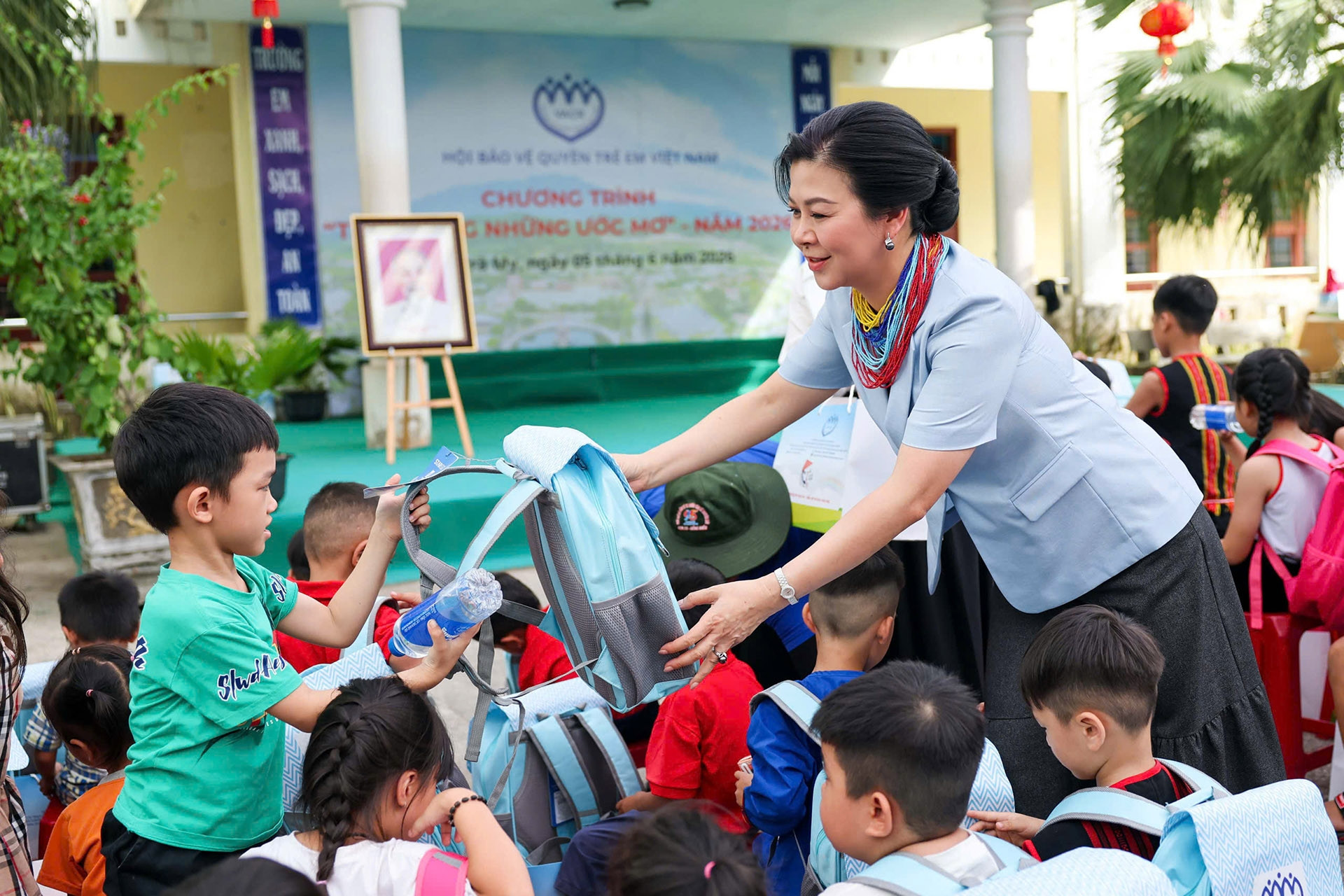 'Thắp sáng những ước mơ' cho trẻ em có hoàn cảnh khó khăn