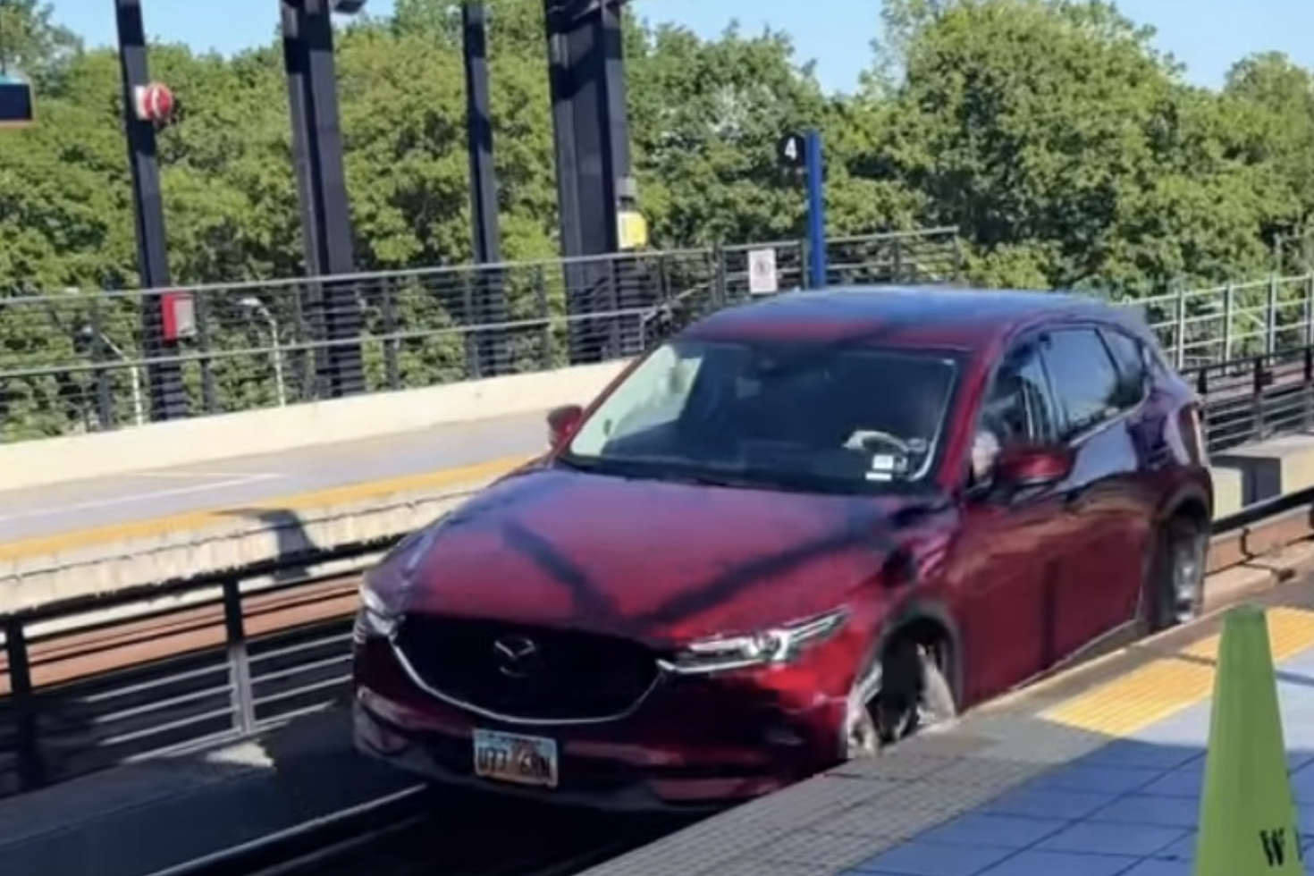 Tin GPS, nữ tài xế 70 tuổi lái Mazda thẳng lên đường ray tàu điện trên cao