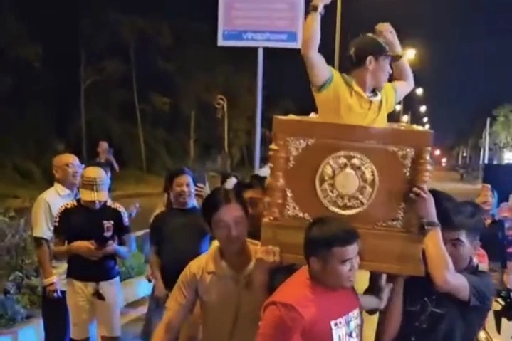Tiệc sinh nhật mô phỏng đám tang, khiêng quan tài diễu phố ở Cần Thơ