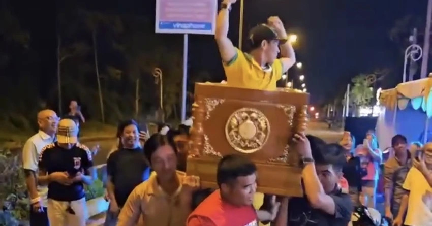 Xác minh clip khiêng quan tài diễu phố trong tiệc sinh nhật