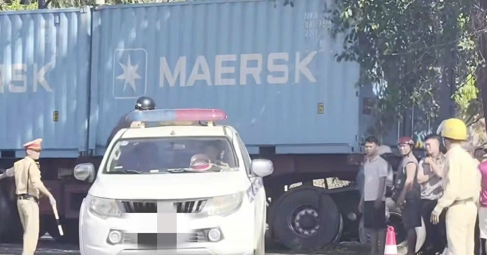 Xe container va chạm xe công nông trên quốc lộ, 3 người tử vong