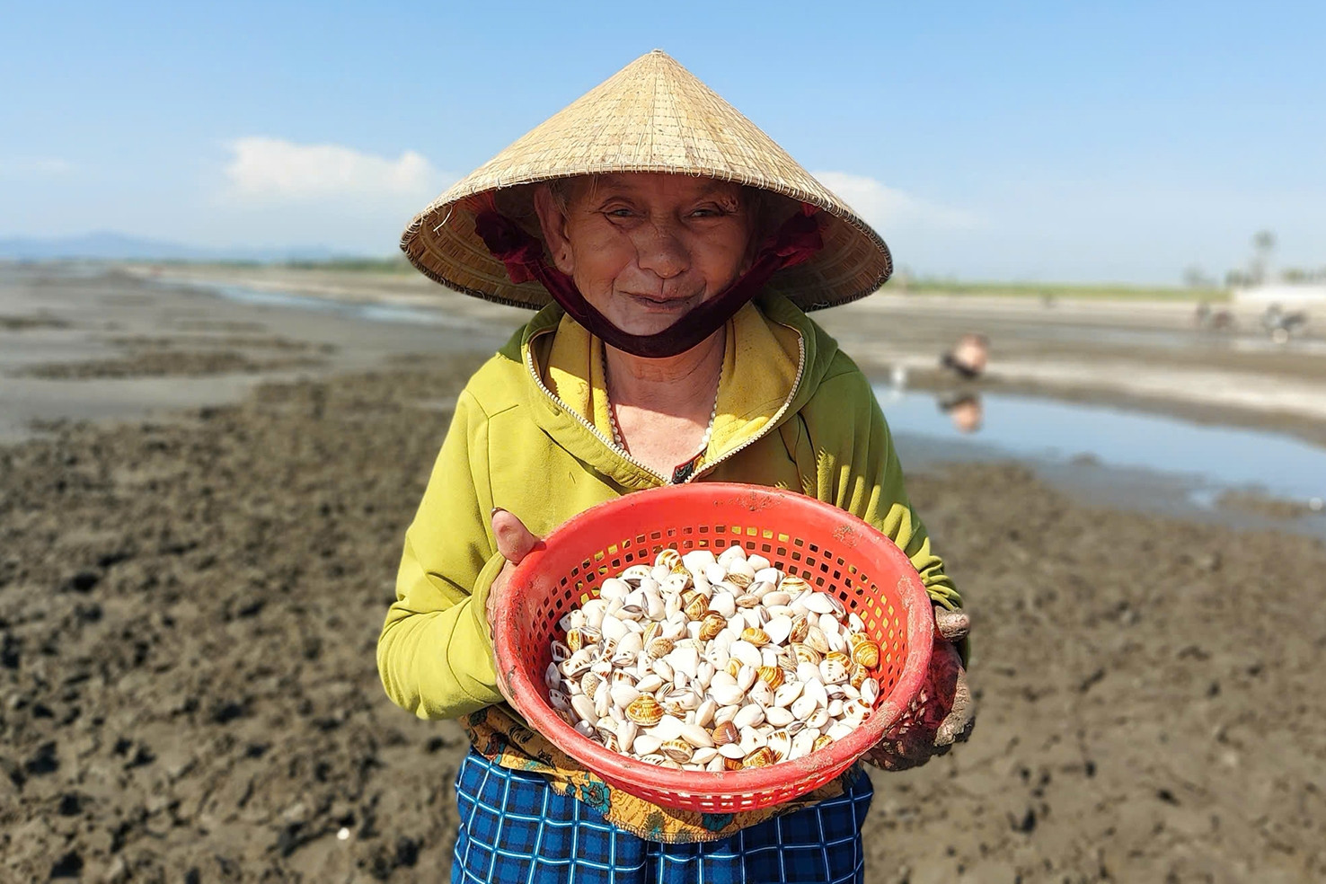 Bà lão U80 phơi mình nhiều giờ dưới nắng gắt, còng lưng săn lộc trời
