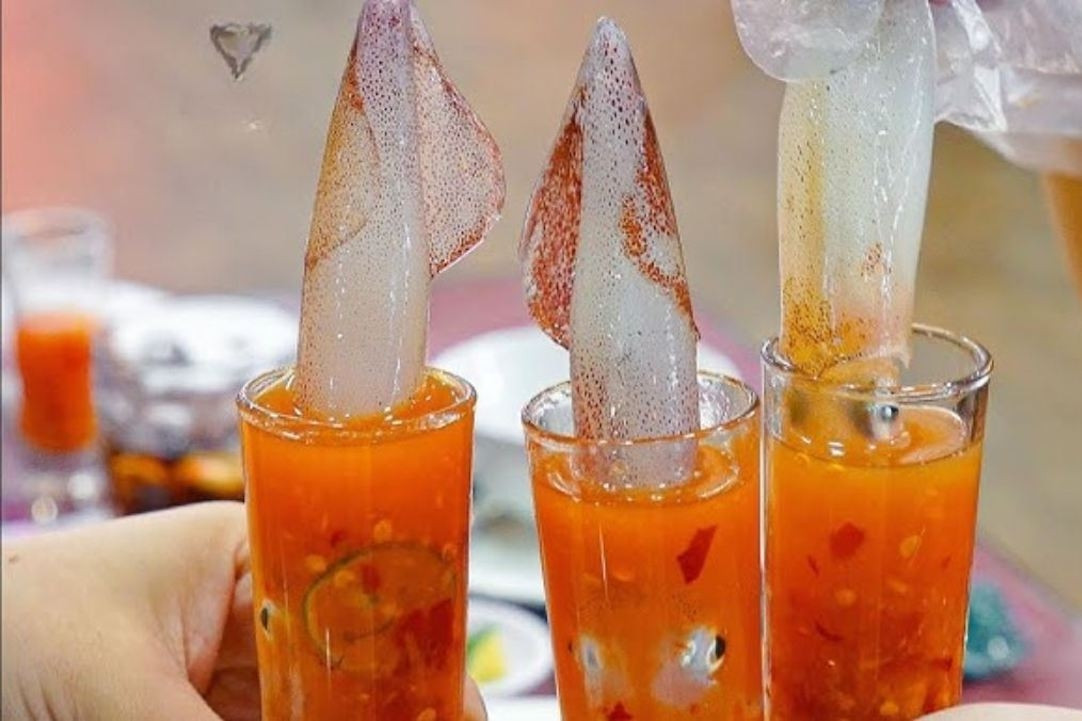 Bác sĩ cảnh báo mối nguy từ những cốc ‘mực nhảy sống’ giòn sần sật