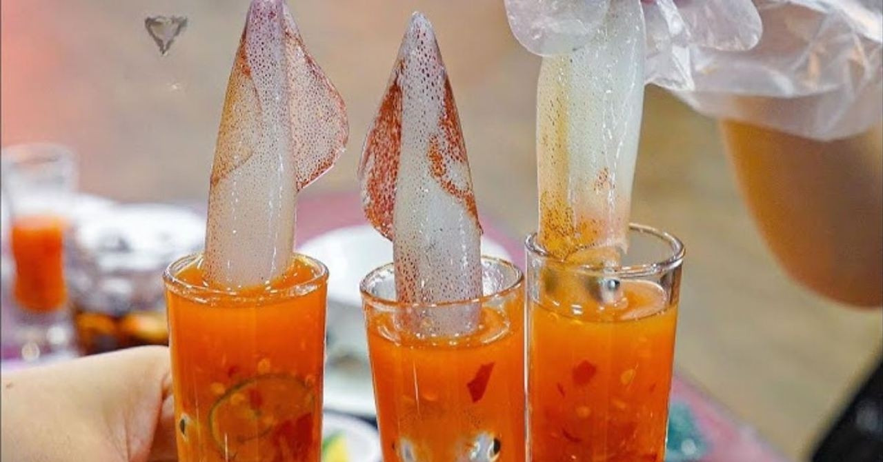 Bác sĩ cảnh báo mối nguy từ những cốc ‘mực nhảy sống’ giòn sần sật