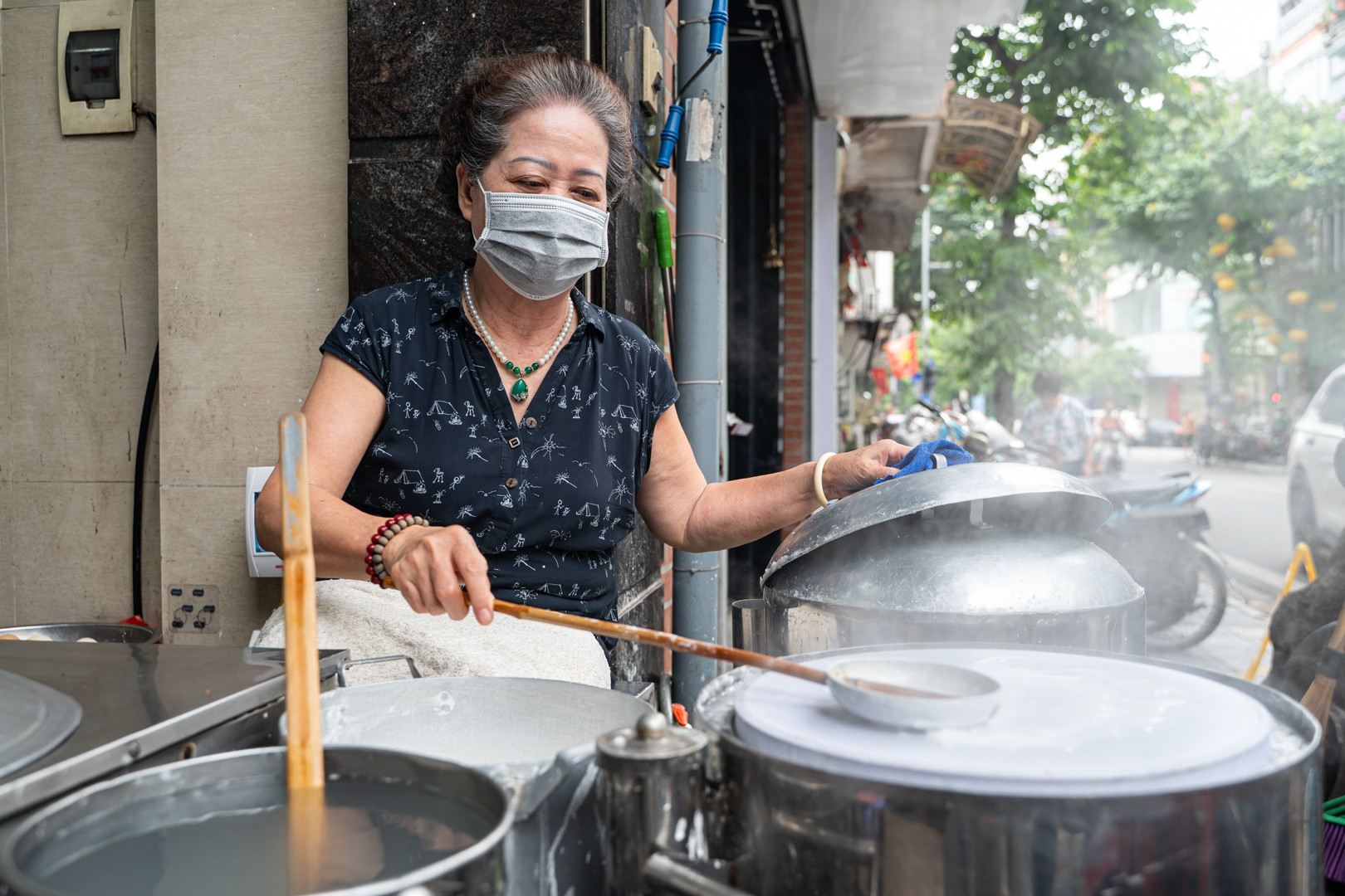 Quán bánh cuốn 53 năm, 'khách Tây đông hơn khách ta' được Michelin khen ngợi