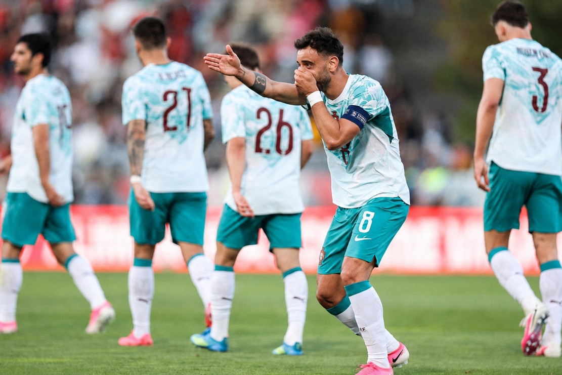 Bruno Fernandes tỏa sáng thay Ronaldo, Bồ Đào Nha thắng đẹp