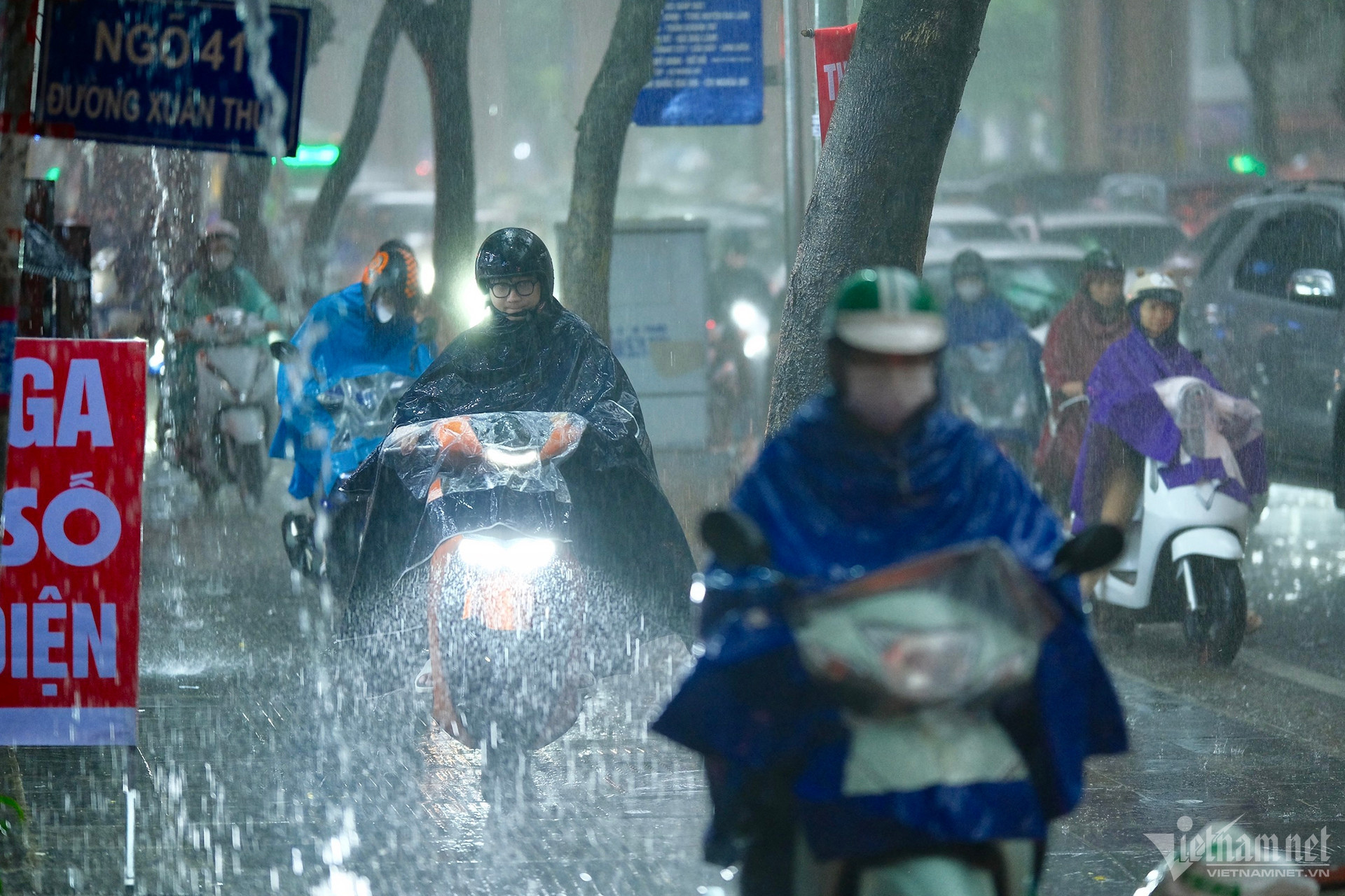 Hà Nội đón không khí lạnh từ tối 8/6, mưa lớn và nhiệt độ giảm còn 23 độ