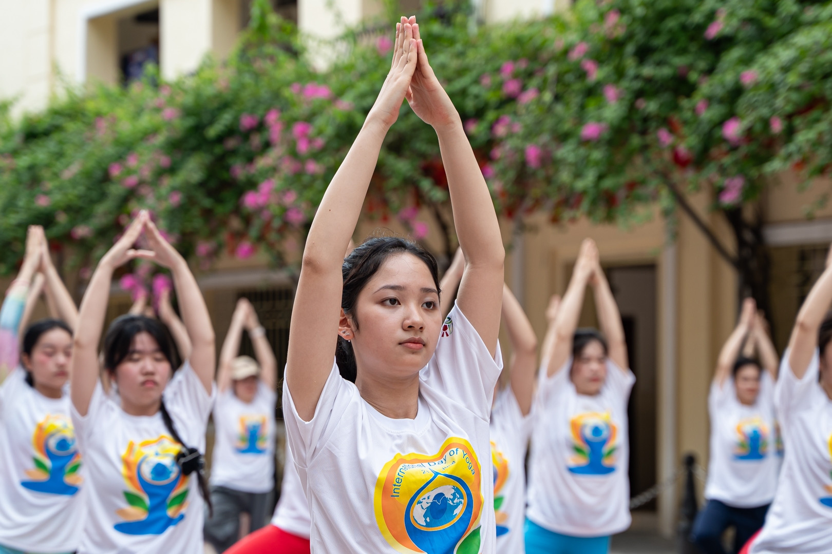 Hơn 100 người cùng nhau tận hưởng sáng cuối tuần khỏe mạnh với yoga
