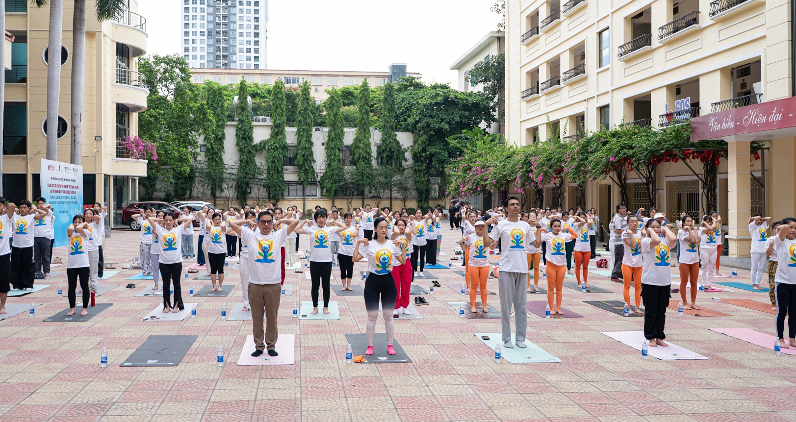 Hơn 100 người cùng nhau tận hưởng sáng cuối tuần khỏe mạnh với yoga