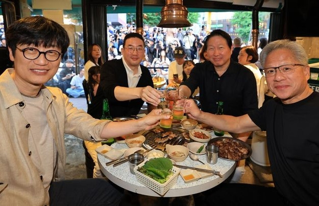 Jensen Huang ăn thịt nướng bình dân bàn thương vụ tỷ USD